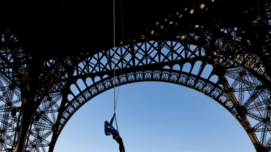 Francesa bate recorde mundial subindo 110m da Torre Eiffel com os bra&ccedil;os e uma corda