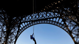 Francesa bate recorde mundial subindo 110m da Torre Eiffel com os bra&ccedil;os e uma corda