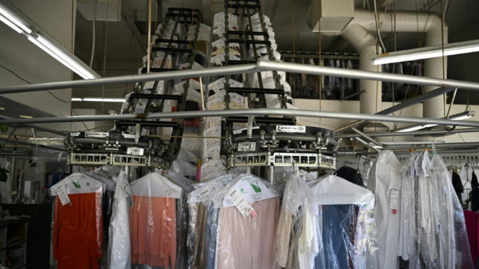 "38°C, ressenti 41°C" : les pressings s'adaptent, contraints de travailler sous une chaleur de plomb