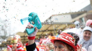 Zehntausende feiern Beginn des Stra&szlig;enkarnevals trotz teils str&ouml;menden Regens