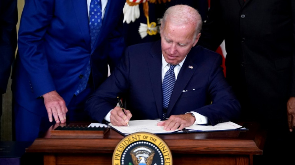 Biden promulgue son plan d'investissement sur le climat et la sant&eacute;