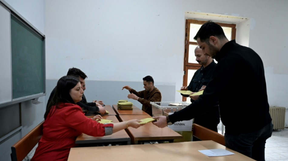 Wahllokale in der T&uuml;rkei schlie&szlig;en nach Schicksalswahl