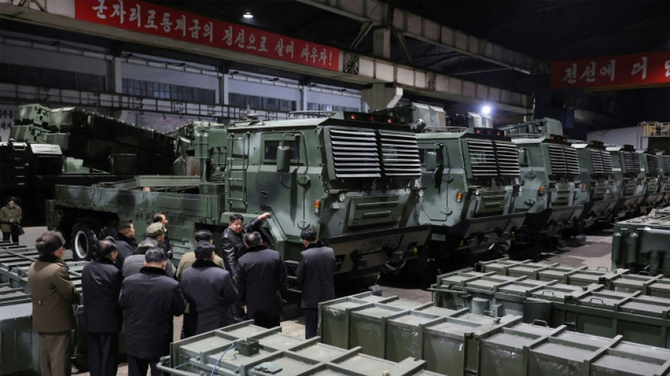 L&iacute;der norte-coreano chama o Sul de seu 'principal inimigo' ao visitar f&aacute;bricas de armas