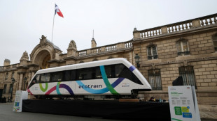 Ecotrain, petit train de la ruralité, fait un arrêt devant l'Elysée