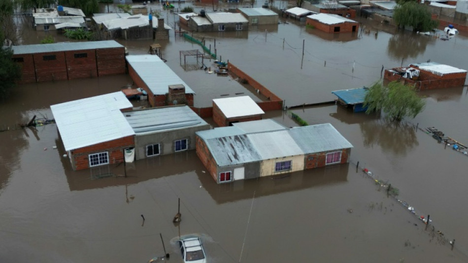 Más de 7.500 evacuados por intensas lluvias en Argentina
