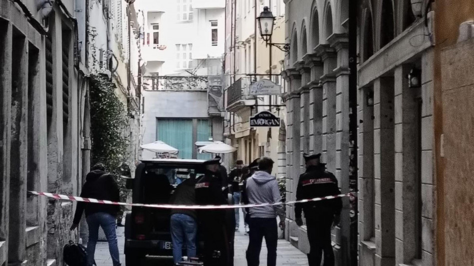++ Donna trovata morta in casa a Trieste con taglio alla gola ++