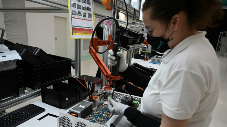 Espa&ntilde;a abusa menos de los contratos precarios