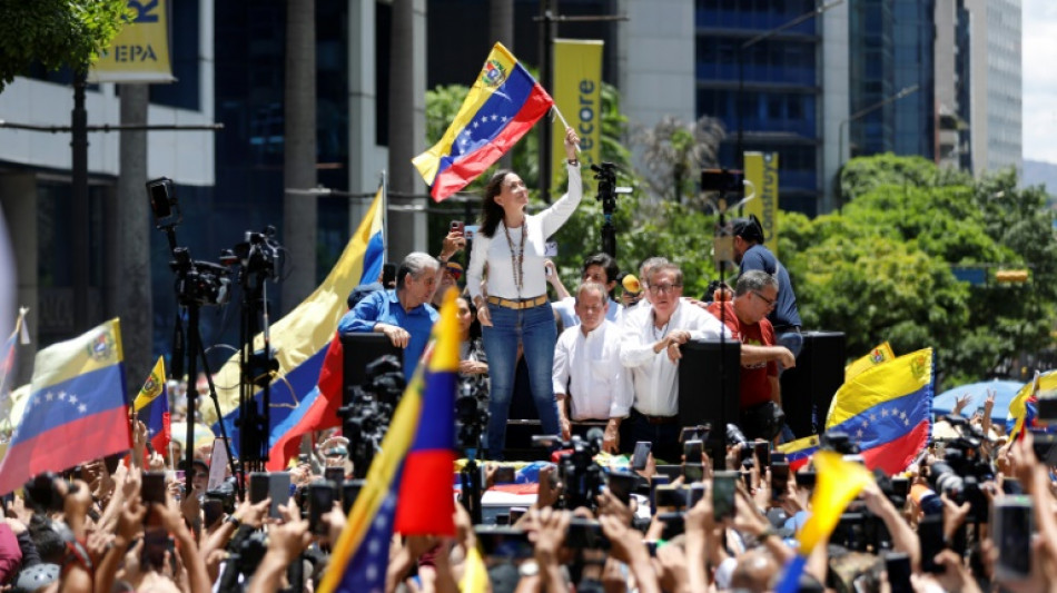 Oposi&ccedil;&atilde;o protesta e Maduro comemora um m&ecirc;s da pol&ecirc;mica elei&ccedil;&atilde;o na Venezuela