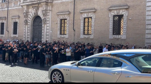 Funerali di Jesto tra le sue canzoni e l'applauso dei fan