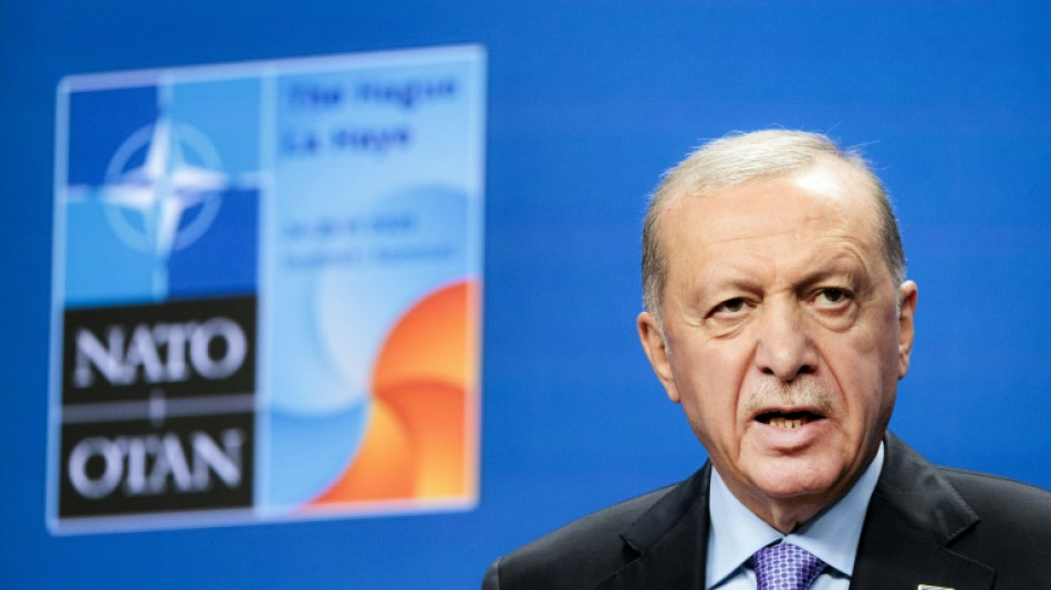 Combatentes curdos do PKK destroem armas em cerim&ocirc;nia no Iraque