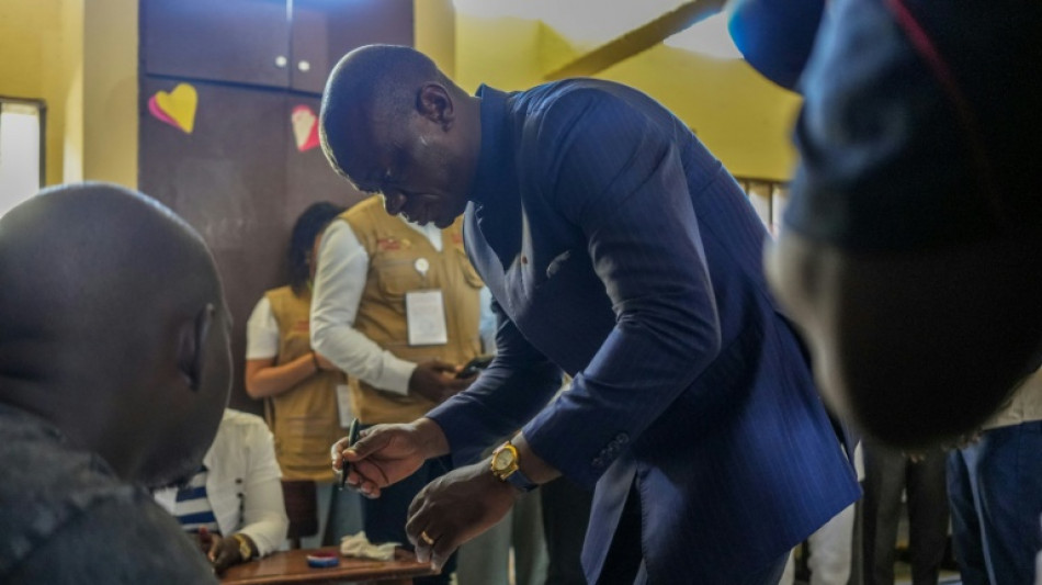 Les Gabonais affluent dans les bureaux de vote pour la pr&eacute;sidentielle