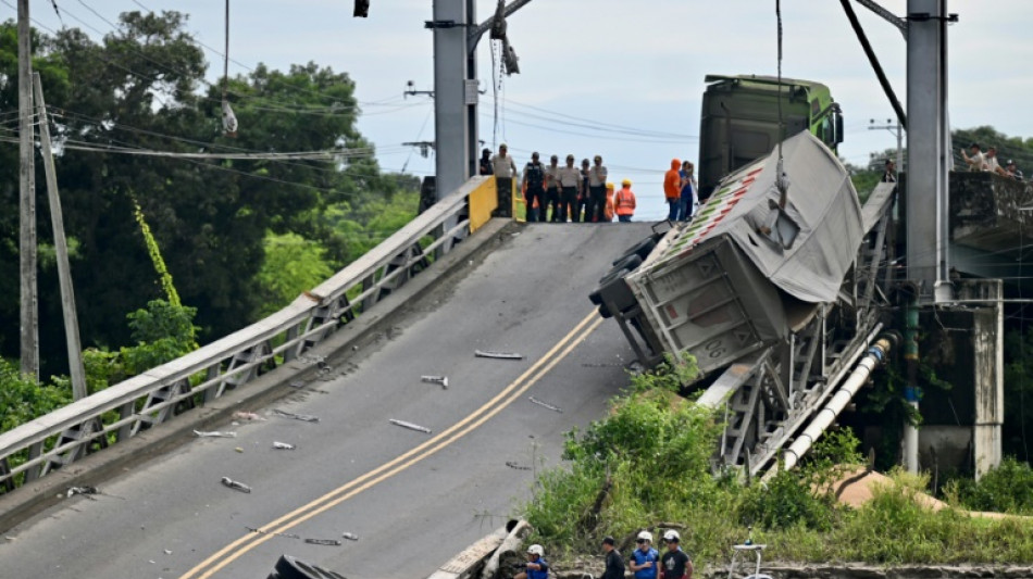 Aumentan a cuatro los fallecidos por la ca&iacute;da de un puente vehicular en Ecuador