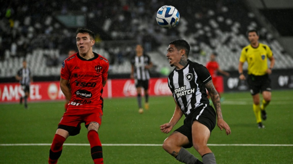 Botafogo empata com Patronato (1-1) mas vai &agrave;s oitavas da Sul-Americana