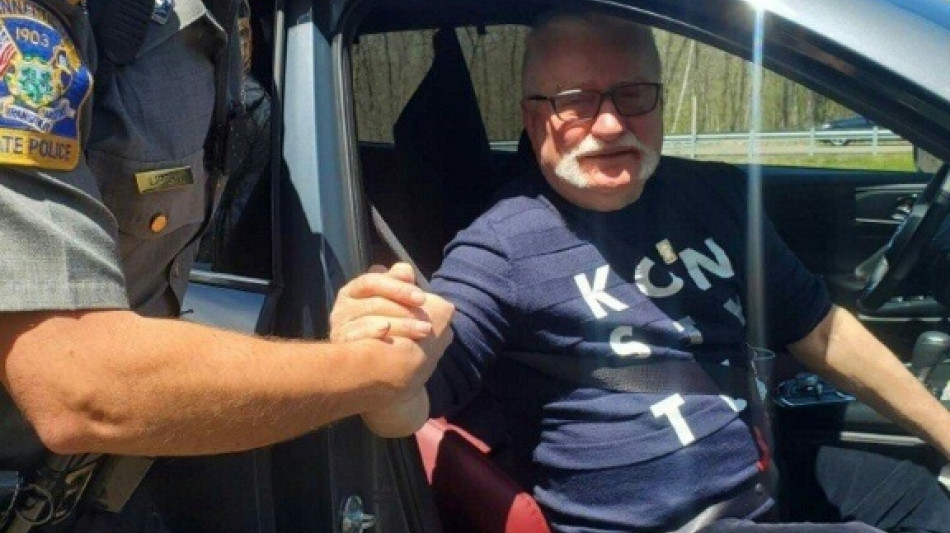 Polnisch-st&auml;mmiger US-Polizist trifft Ex-Pr&auml;sidenten Walesa mit Reifenpanne