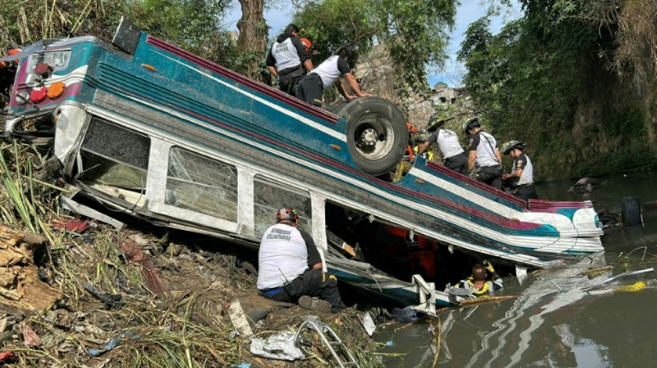 Un autob&uacute;s cae a un barranco y enluta a Guatemala con al menos 52 muertos