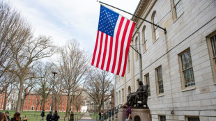 Trump cloue au piloris Harvard, qu'il qualifie de "blague"