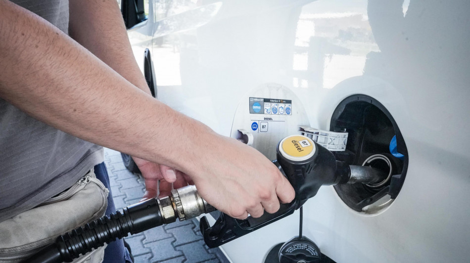 Prezzi medi carburanti poco mossi, verde al self 1,735 euro