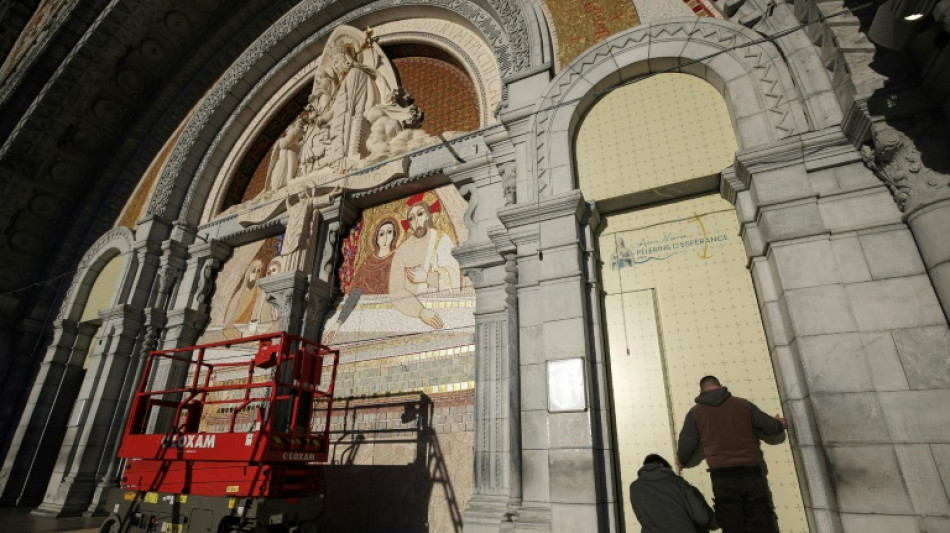 Tapan mosaicos en el santuario de la virgen de Lourdes hechos por un sacerdote acusado de agresi&oacute;n sexual