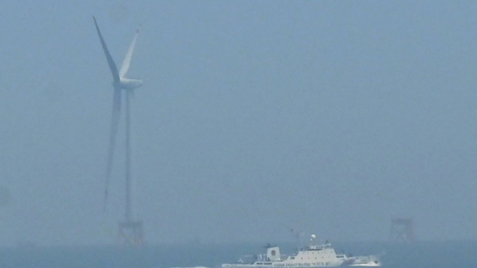 Porta-avi&otilde;es chin&ecirc;s cruza o Estreito de Taiwan