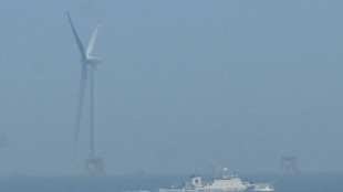 Porta-avi&otilde;es chin&ecirc;s cruza o Estreito de Taiwan