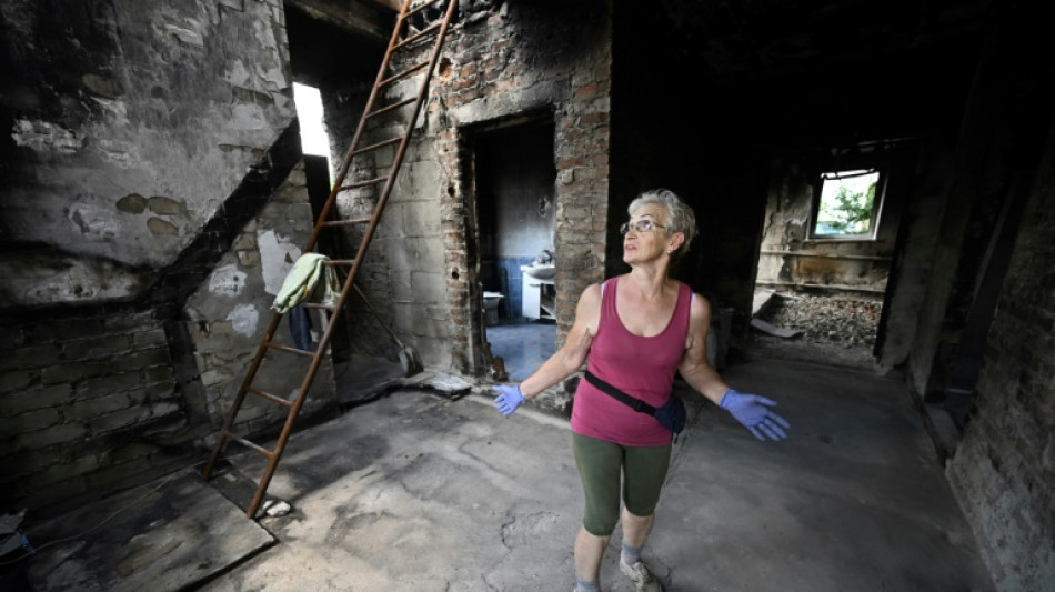 Pr&egrave;s de Kharkiv, des Ukrainiens commencent une difficile reconstruction