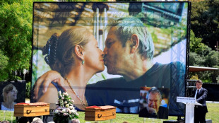 Plus d'un millier de personnes saluent l'artiste Ben et son &eacute;pouse Annie &agrave; Nice