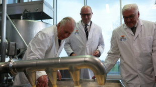 Britischer K&ouml;nig Charles III. stellt in Brandenburg K&auml;se her