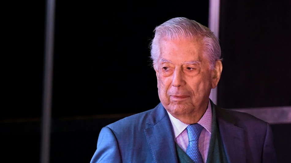 Vargas Llosa sigui&oacute; escribiendo durante su hospitalizaci&oacute;n por covid