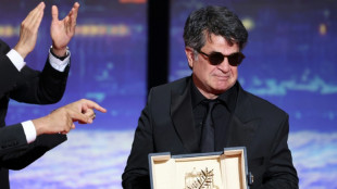 Cineasta disidente recibido con vítores a su regreso a Irán tras su triunfo en Cannes