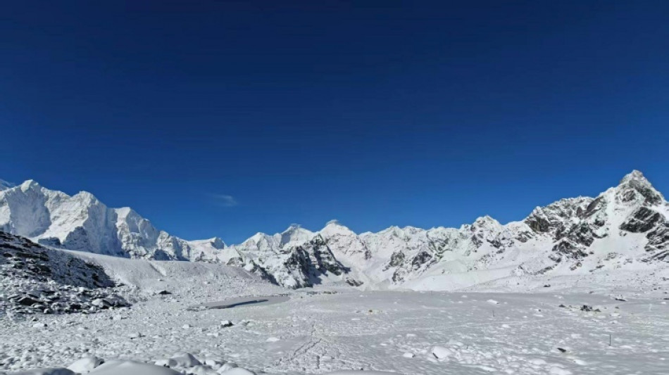 Rescatan a todos los excursionistas atrapados a los pies del Everest, seg&uacute;n medios