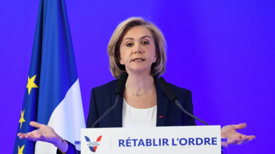 Pr&eacute;sidentielle: P&eacute;cresse &agrave; la relance, Macron retourne &agrave; l'Ukraine