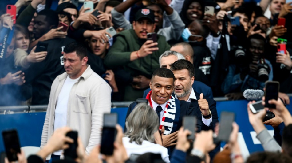 Foot: Mbapp&eacute;, "meilleur joueur du monde", reste au PSG pour le projet  "sportif"