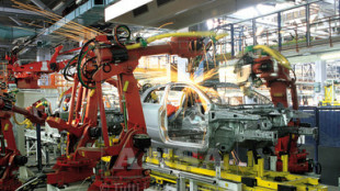 Mercato delle auto ancora in calo, segno positivo per Stellantis