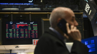 Wall Street ouvre en baisse, entre r&eacute;sultats d'entreprises et tensions commerciales