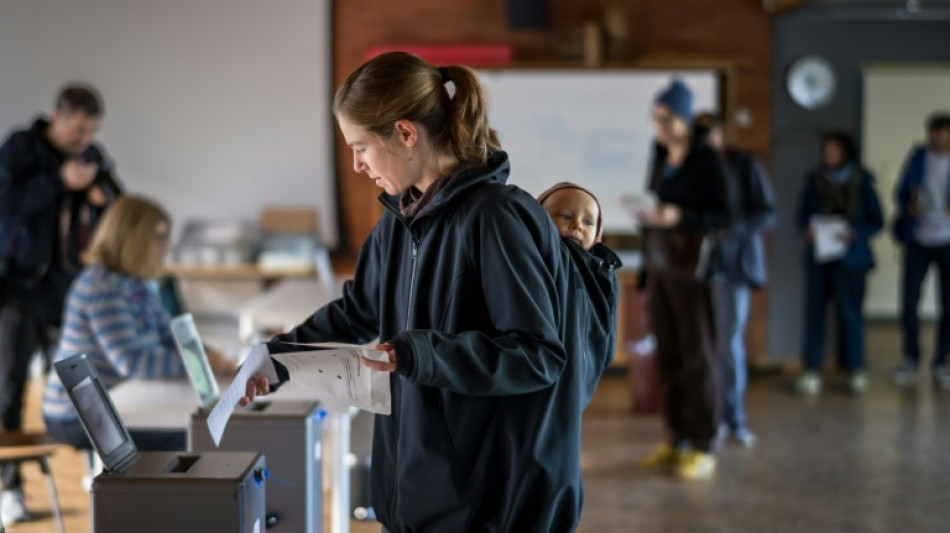 Direita populista anti-UE lidera elei&ccedil;&otilde;es na Su&iacute;&ccedil;a