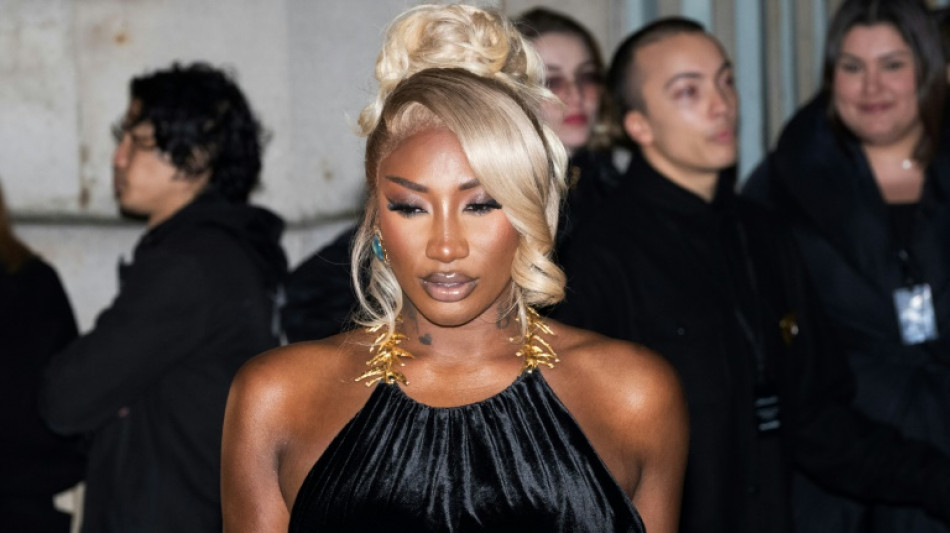 MP francês pede prisão para autores de injúrias racistas contra cantora Aya Nakamura