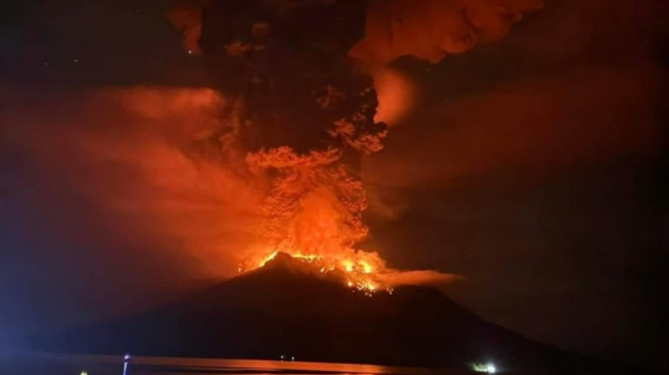 Cientos de evacuados por la erupci&oacute;n de un volc&aacute;n en Indonesia