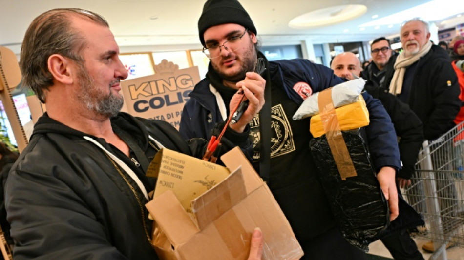 A Rome, une "vente &agrave; l'aveugle" de colis fait recette