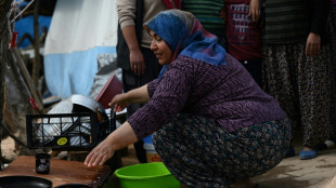 "Pens&aacute;bamos que las casas aguantar&iacute;an", dicen supervivientes del terremoto en un pueblo turco