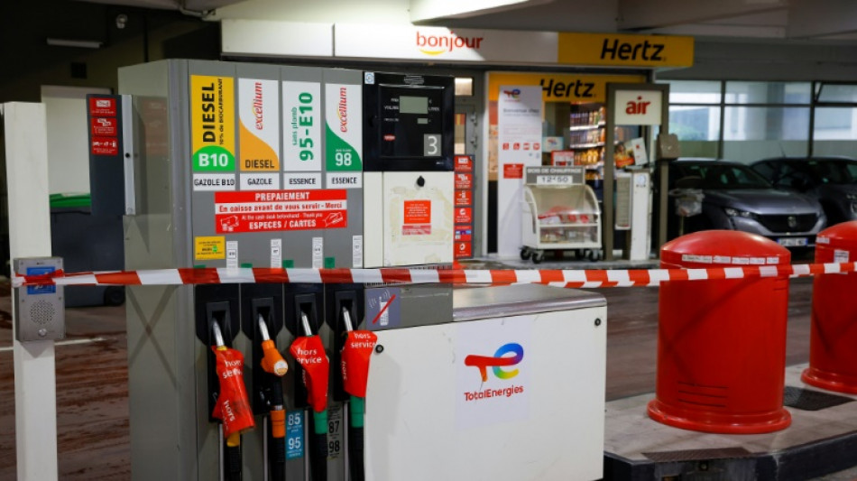 La gr&egrave;ve continue chez TotalEnergies, les premiers vacanciers font la queue aux stations service