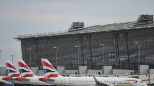 Aterrizan los primeros vuelos en Heathrow tras el incendio que perturb&oacute; el tr&aacute;fico a&eacute;reo mundial
