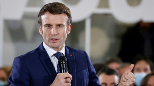 S'il est r&eacute;&eacute;lu, Macron promet de supprimer la redevance TV et tripler la "prime Macron"