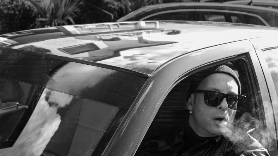 "Sorridi e vuoi fumare", esce il nuovo singolo di Clementino