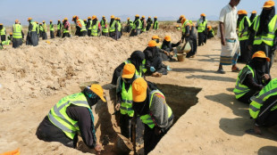 Au Y&eacute;men, la r&eacute;colte de sel de mer, un savoir-faire transmis de m&egrave;re en fille