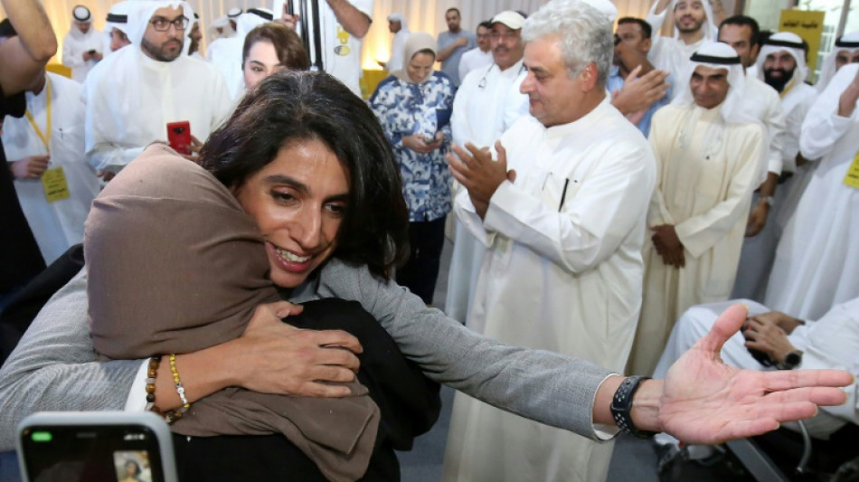 La oposici&oacute;n obtiene mayor&iacute;a en el parlamento de Kuwait, dos mujeres elegidas