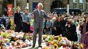 El rey Carlos III visita la ciudad brit&aacute;nica donde tres ni&ntilde;as murieron acuchilladas