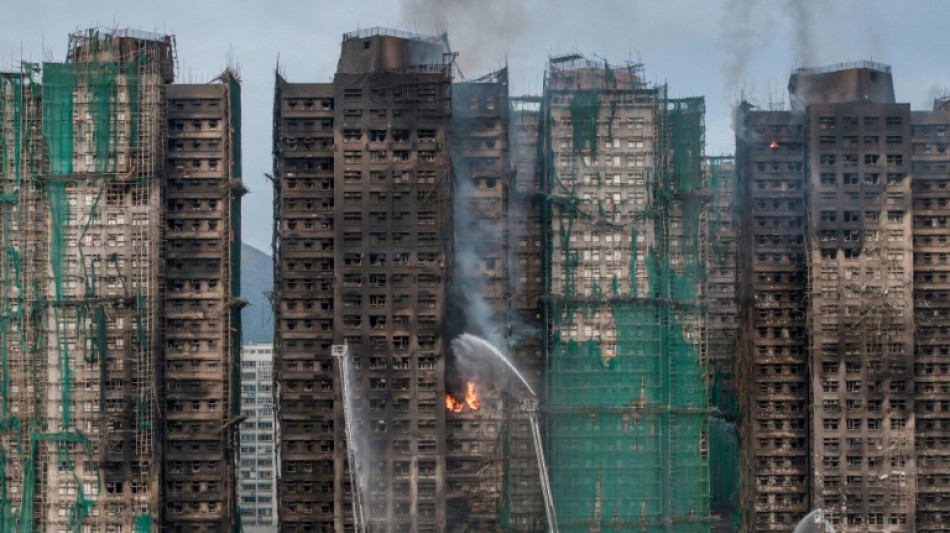 Pior incêndio em décadas deixa 128 mortos em Hong Kong