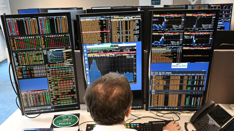 Borsa: Milano +2% con auto e banche