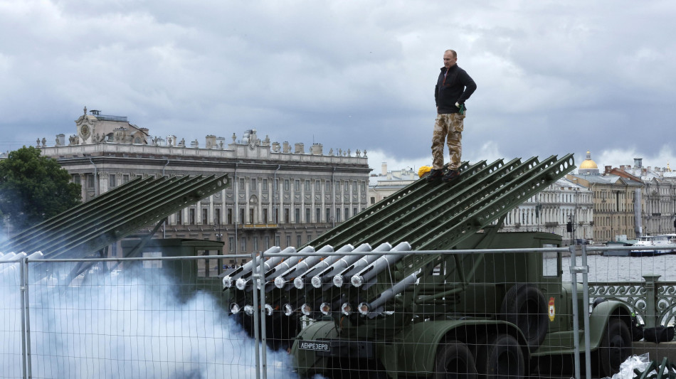 Mosca annulla la Parata navale, Putin presenzia a manovre