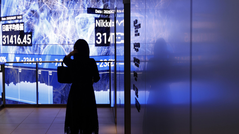 Sprofonda la Borsa di Tokyo, il Nikkei perde il 5%